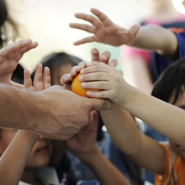 depositphotos_21531951-stock-photo-hungry-children-in-refugee-camp